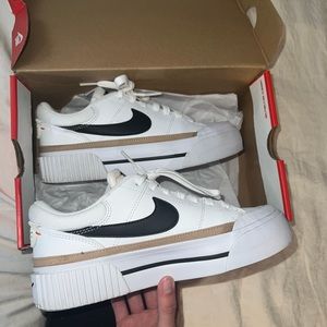 Women’s Nike court legacy lift size 6 white black beige